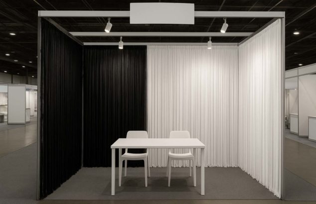 Stand d'exposition minimaliste en noir et blanc